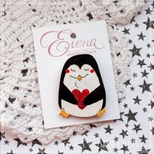 Брошь деревянная пингвин с сердечком